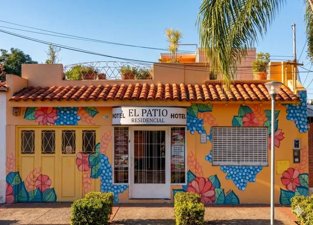 Fachada exterior del Hotel El Patio, Caseros, Buenos Aires