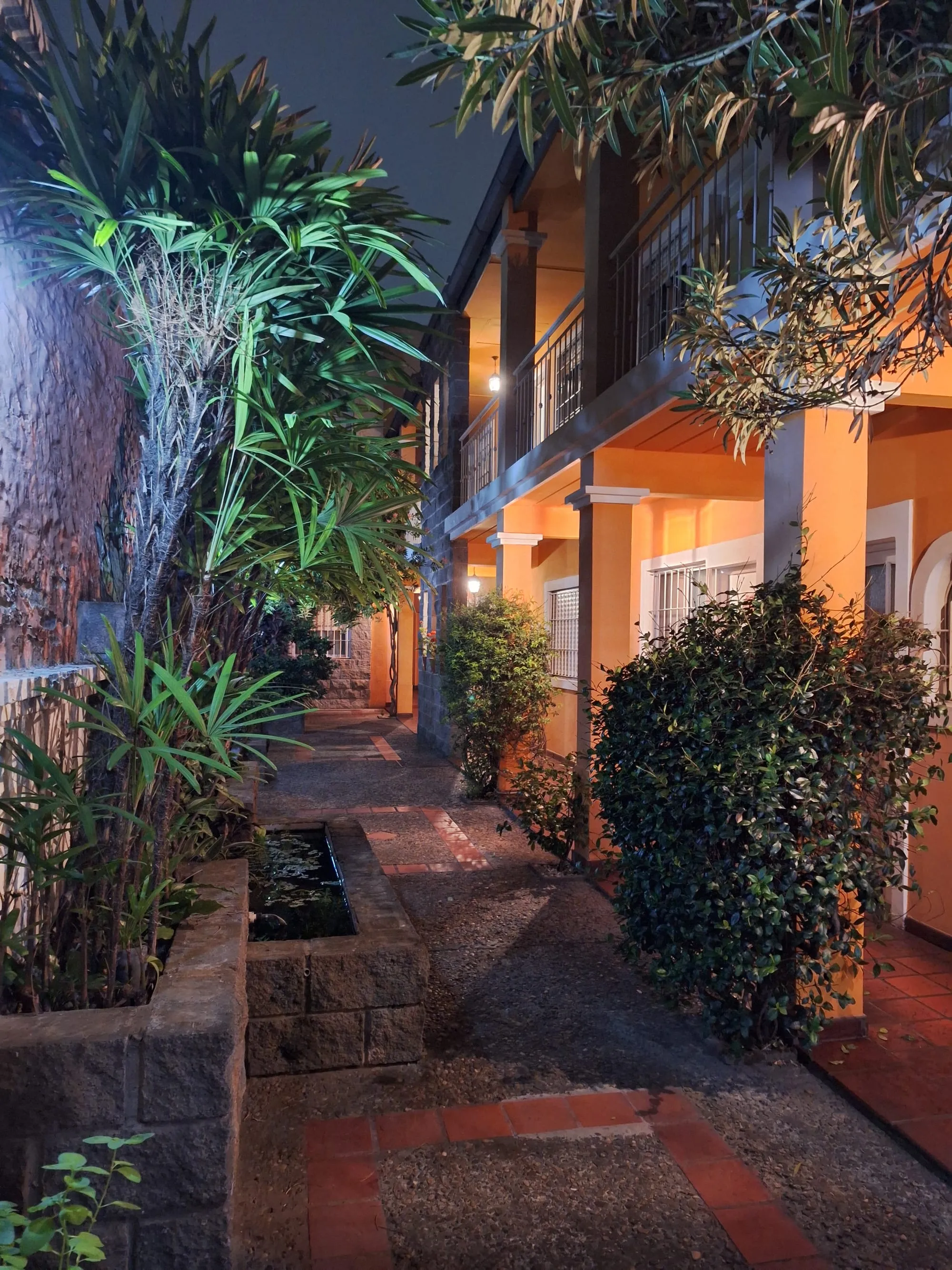 Interior acogedor del Hotel El Patio, un espacio familiar y sereno